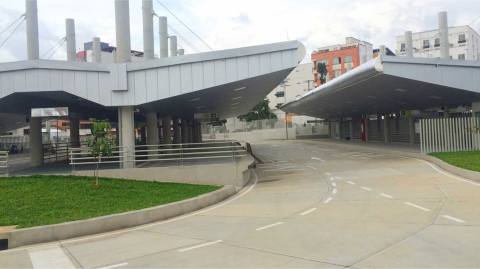 Alcalde de Bucaramanga visitó las instalaciones de Metrolínea y habló con los funcionarios