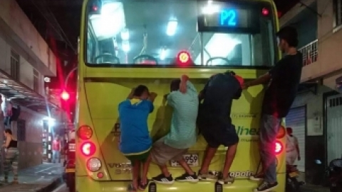 El STIM Metrolínea alerta sobre el peligro de jóvenes que se cuelgan a los buses en Floridablanca