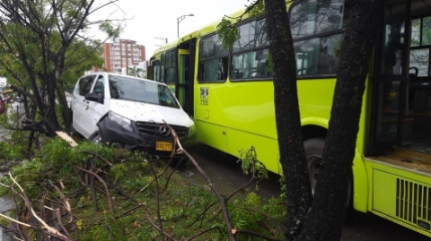 Accidente por invasión del carril exclusivo del SITM Metrolínea